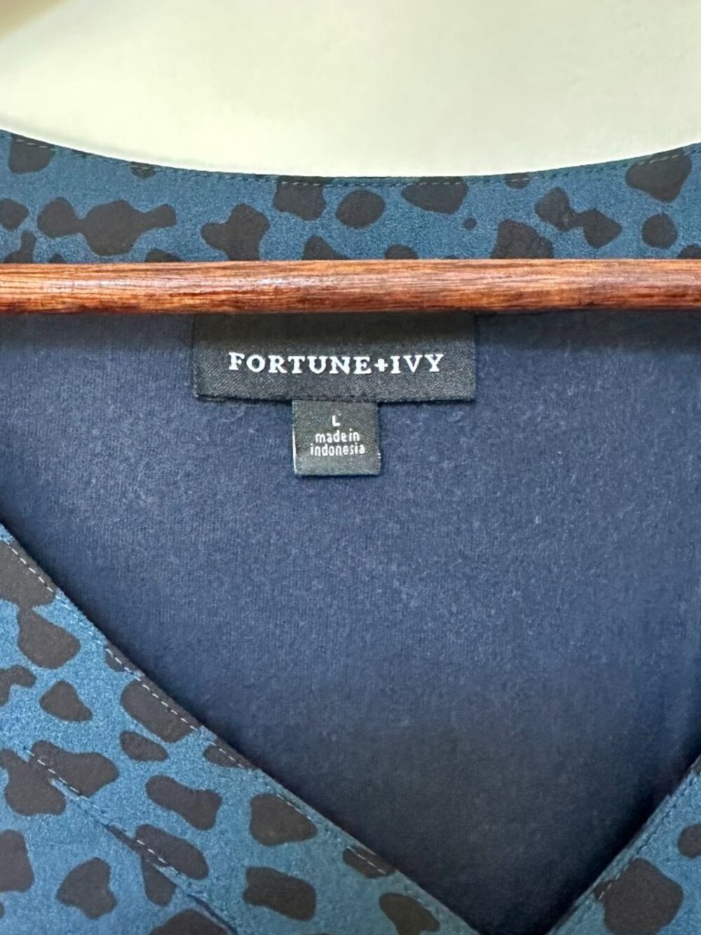 Fortune + Ivy Teal Blue & Black Cheetah Print V-Neck Blouse in Size L 💙 🐆 - Picture 3 of 4